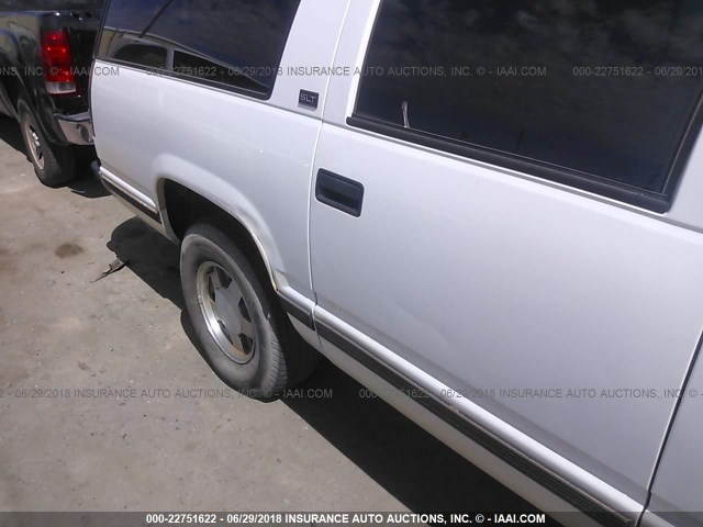 3GKEC16KXSG501816 - 1995 GMC SUBURBAN C1500 WHITE photo 6