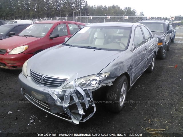 JTDBE30K450317252 - 2005 TOYOTA CAMRY LE/XLE/SE SILVER photo 2