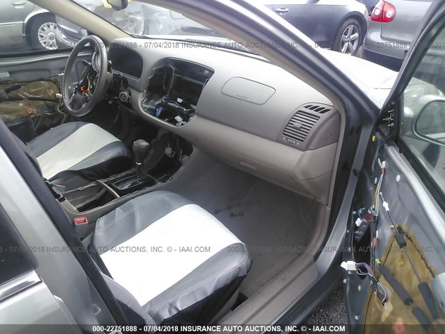 JTDBE30K450317252 - 2005 TOYOTA CAMRY LE/XLE/SE 银色 照片 5