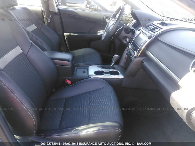 4T1BF1FK2DU249013 - 2013 TOYOTA CAMRY L/SE/LE/XLE 灰色 照片 5