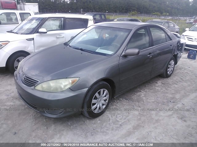 4T1BE32K85U577025 - 2005 TOYOTA CAMRY LE/XLE/SE ნაცრისფერი ფოტო 2