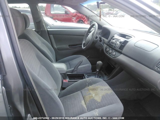4T1BE32K85U577025 - 2005 TOYOTA CAMRY LE/XLE/SE ნაცრისფერი ფოტო 5