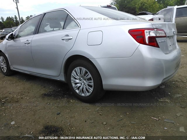 4T1BF1FK1EU848051 - 2014 TOYOTA CAMRY L/SE/LE/XLE 银色 照片 3