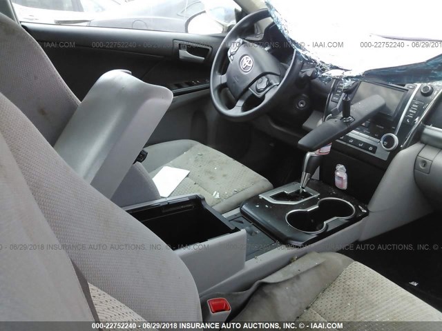 4T1BF1FK1EU848051 - 2014 TOYOTA CAMRY L/SE/LE/XLE 银色 照片 5