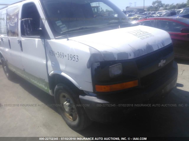 1GCGG25V561139554 - 2006 CHEVROLET EXPRESS G2500  WHITE photo 6