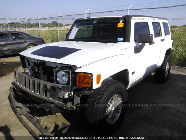 5GTDN13E078180696 - 2007 HUMMER H3 WHITE photo 2