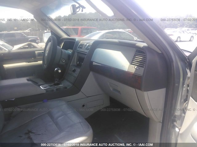 5LMFU27596LJ17099 - 2006 LINCOLN NAVIGATOR GRAY photo 5