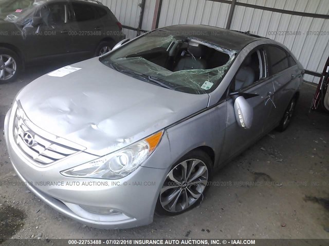 5NPEC4AB8DH587528 - 2013 HYUNDAI SONATA SE/LIMITED SILVER photo 2