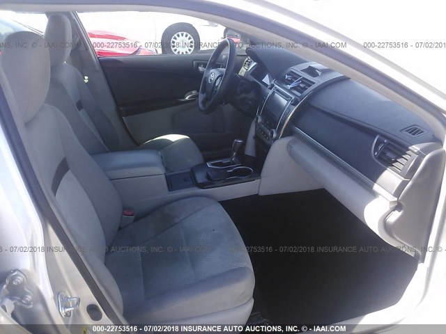 4T4BF1FK8CR197262 - 2012 TOYOTA CAMRY SE/LE/XLE SILVER photo 5