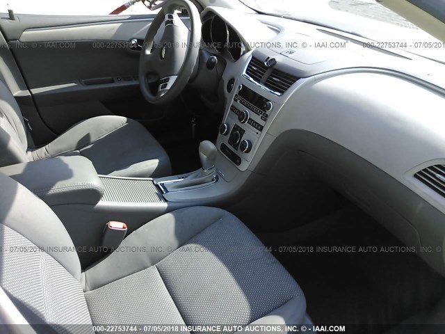 1G1ZH57B694163643 - 2009 CHEVROLET MALIBU 1LT WHITE photo 5