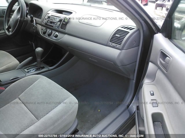 4T1BE32KX2U596199 - 2002 TOYOTA CAMRY LE/XLE/SE 灰色 照片 5
