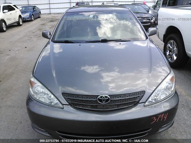 4T1BE32KX2U596199 - 2002 TOYOTA CAMRY LE/XLE/SE 灰色 照片 6