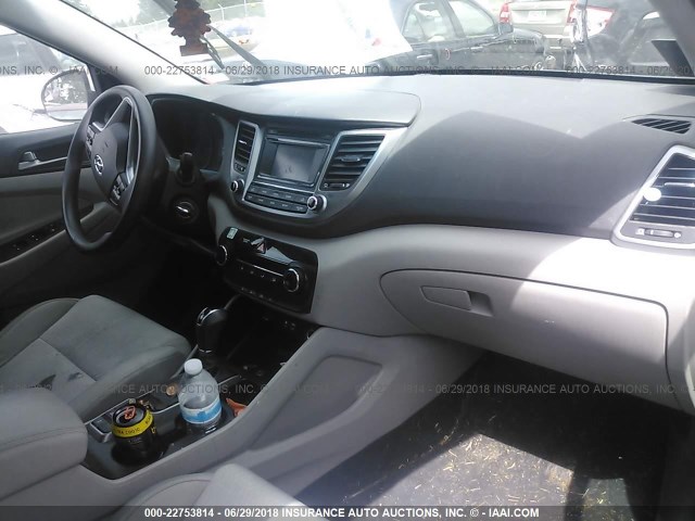 KM8J3CA49GU036086 - 2016 HYUNDAI TUCSON LIMITED/SPORT AND ECO/SE SILVER photo 5