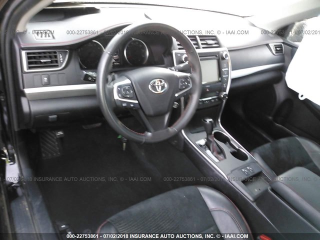 4T1BF1FKXHU344540 - 2017 TOYOTA CAMRY LE/XLE/SE/XSE 黑色 照片 5