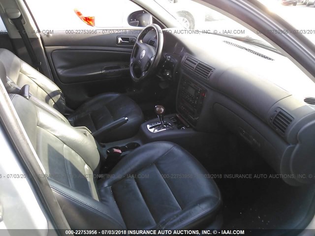 WVWRU63B65E063500 - 2005 VOLKSWAGEN PASSAT GLX 银色 照片 5