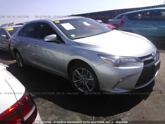 4T1BF1FK2HU341065 - 2017 TOYOTA CAMRY LE/XLE/SE/XSE 银色 照片 1
