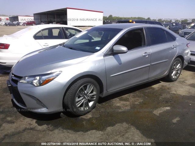 4T1BF1FK2HU341065 - 2017 TOYOTA CAMRY LE/XLE/SE/XSE 银色 照片 2