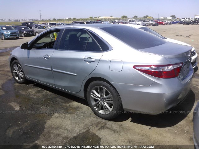 4T1BF1FK2HU341065 - 2017 TOYOTA CAMRY LE/XLE/SE/XSE 银色 照片 3