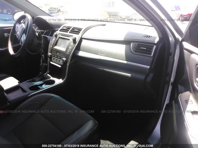 4T1BF1FK2HU341065 - 2017 TOYOTA CAMRY LE/XLE/SE/XSE 银色 照片 5