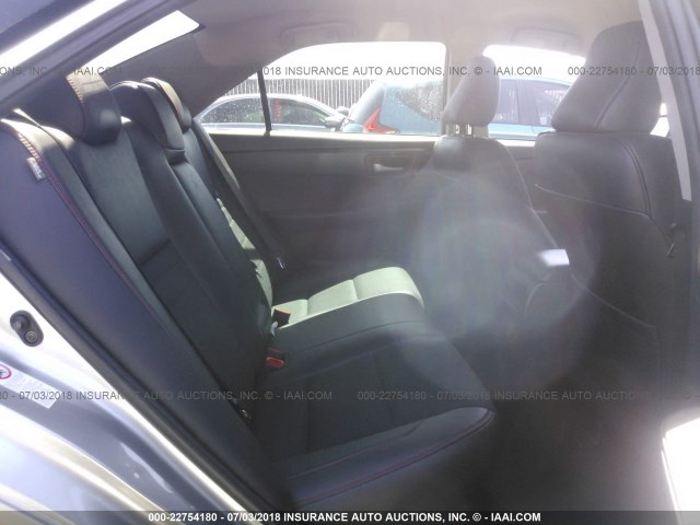 4T1BF1FK2HU341065 - 2017 TOYOTA CAMRY LE/XLE/SE/XSE 银色 照片 8