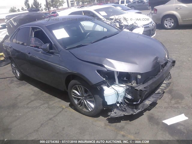 4T1BF1FK4HU666140 - 2017 TOYOTA CAMRY LE/XLE/SE/XSE GRAY photo 1