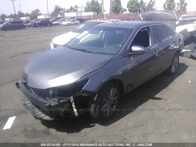 4T1BF1FK4HU666140 - 2017 TOYOTA CAMRY LE/XLE/SE/XSE GRAY photo 2