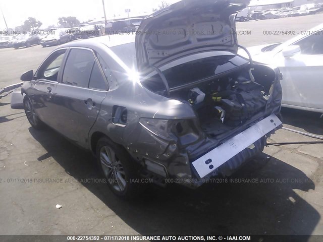 4T1BF1FK4HU666140 - 2017 TOYOTA CAMRY LE/XLE/SE/XSE GRAY photo 3