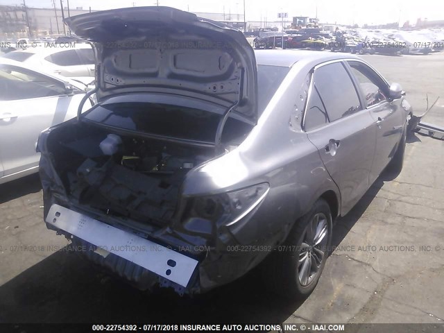 4T1BF1FK4HU666140 - 2017 TOYOTA CAMRY LE/XLE/SE/XSE GRAY photo 4