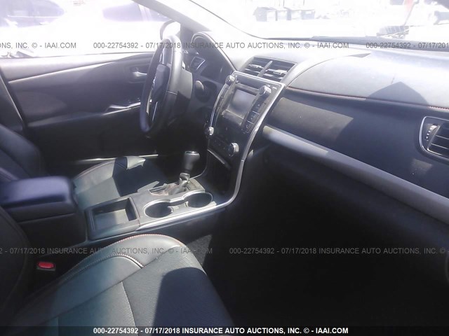 4T1BF1FK4HU666140 - 2017 TOYOTA CAMRY LE/XLE/SE/XSE GRAY photo 5