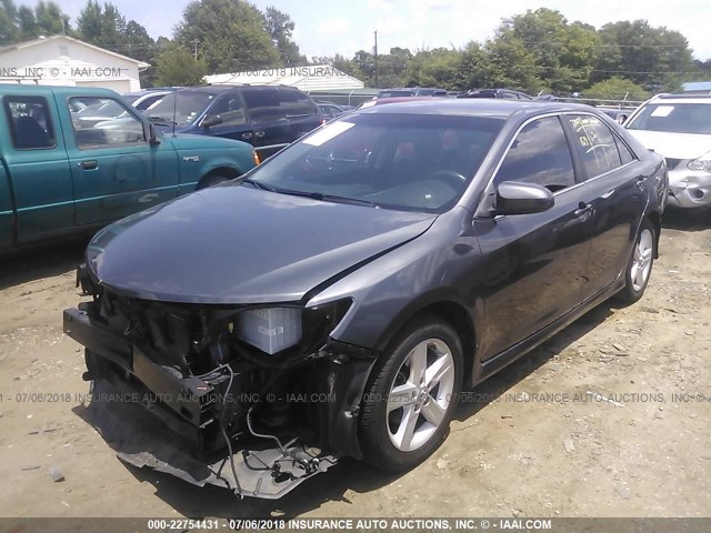 4T1BF1FK3CU152336 - 2012 TOYOTA CAMRY SE/LE/XLE GRAY photo 2