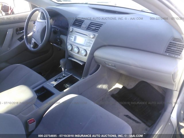 4T4BE46K09R071720 - 2009 TOYOTA CAMRY SE/LE/XLE SILVER photo 5