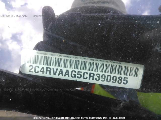 2C4RVAAG5CR390985 - 2012 VOLKSWAGEN ROUTAN S Light Blue photo 9