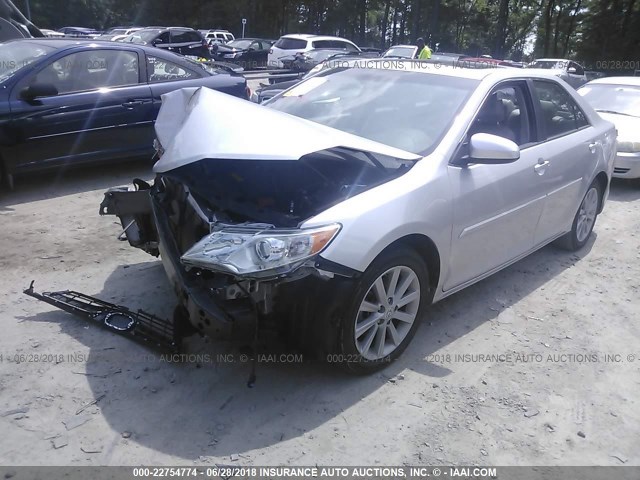 4T4BF1FK5ER388270 - 2014 TOYOTA CAMRY L/SE/LE/XLE ვერცხლისფერი ფოტო 2