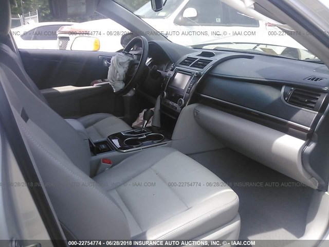 4T4BF1FK5ER388270 - 2014 TOYOTA CAMRY L/SE/LE/XLE ვერცხლისფერი ფოტო 5