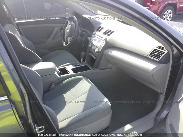 4T4BF3EK7AR076846 - 2010 TOYOTA CAMRY SE/LE/XLE GRAY photo 5