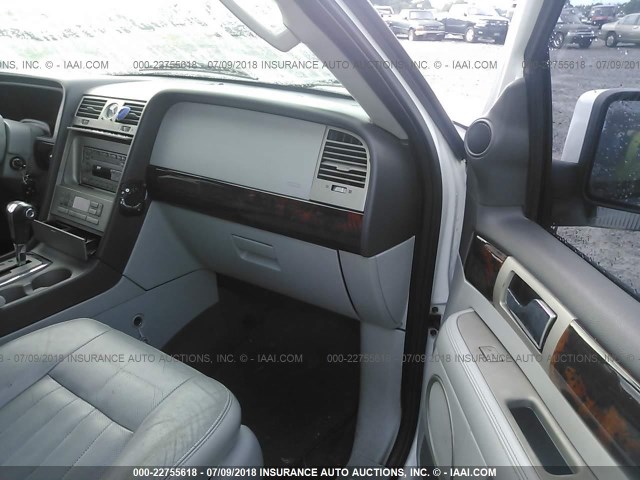 5LMFU28526LJ15242 - 2006 LINCOLN NAVIGATOR WHITE photo 5