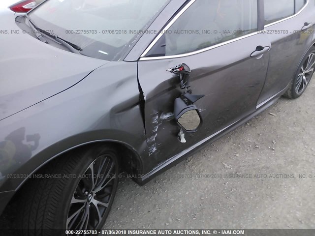 4T1B11HK0JU011748 - 2018 TOYOTA CAMRY L/LE/XLE/SE/XSE SILVER photo 6