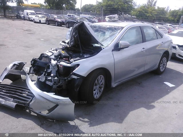 4T1BF1FK3FU026059 - 2015 TOYOTA CAMRY LE/XLE/SE/XSE SILVER photo 2