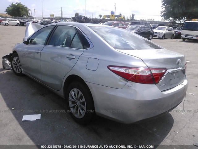4T1BF1FK3FU026059 - 2015 TOYOTA CAMRY LE/XLE/SE/XSE SILVER photo 3