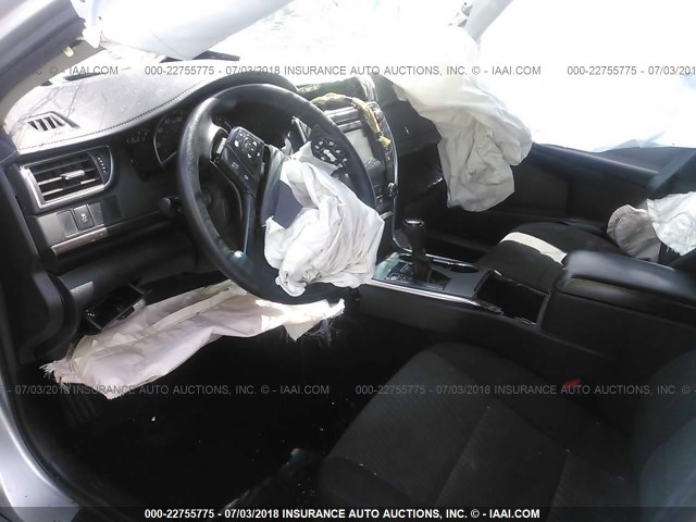4T1BF1FK3FU026059 - 2015 TOYOTA CAMRY LE/XLE/SE/XSE SILVER photo 5