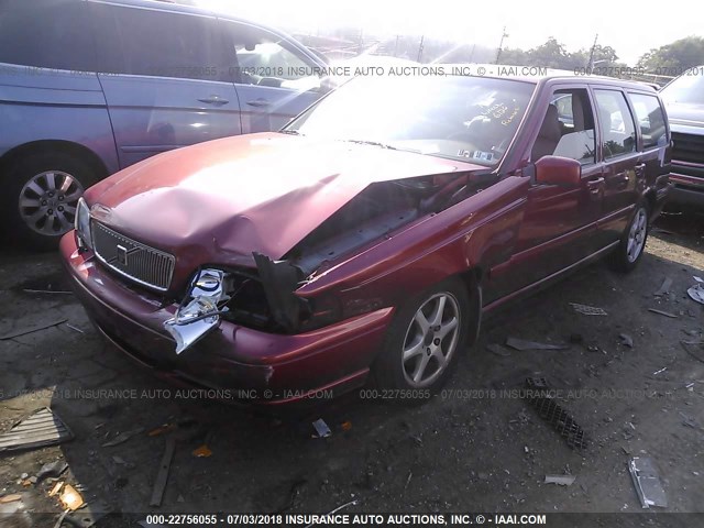 YV1LW5670W2422418 - 1998 VOLVO V70 GLT RED photo 2