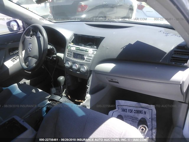 4T1BF3EK7BU709258 - 2011 TOYOTA CAMRY SE/LE/XLE ვერცხლისფერი ფოტო 5