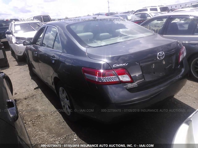 4T1BF3EK3AU104703 - 2010 TOYOTA CAMRY SE/LE/XLE GRAY photo 3