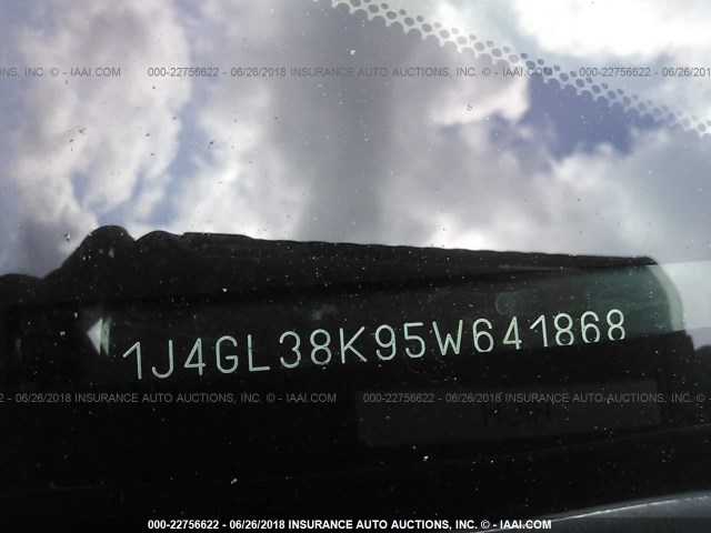 1J4GL38K95W641868 - 2005 JEEP LIBERTY RENEGADE BLACK photo 9