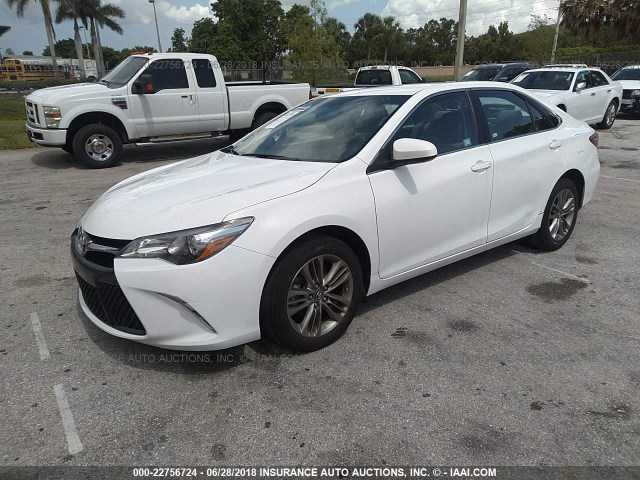 4T1BF1FK3HU751339 - 2017 TOYOTA CAMRY LE/XLE/SE/XSE WHITE photo 2