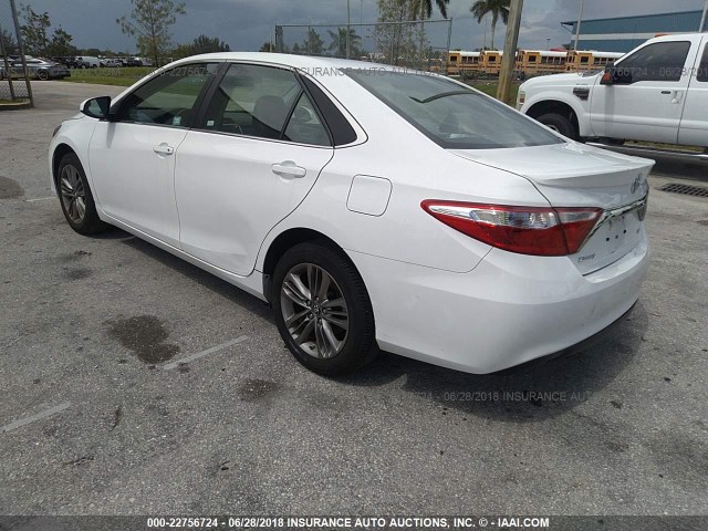 4T1BF1FK3HU751339 - 2017 TOYOTA CAMRY LE/XLE/SE/XSE WHITE photo 3