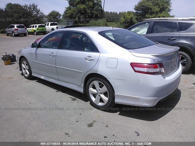 4T1BF3EK8BU119246 - 2011 TOYOTA CAMRY SE/LE/XLE SILVER photo 3