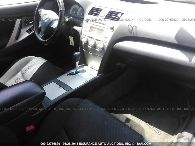 4T1BF3EK8BU119246 - 2011 TOYOTA CAMRY SE/LE/XLE SILVER photo 5