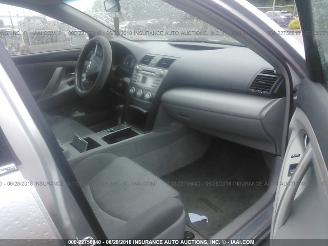 4T1BF3EKXBU155942 - 2011 TOYOTA CAMRY SE/LE/XLE ვერცხლისფერი ფოტო 5