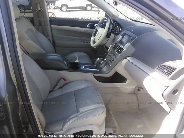 2LMHJ5AT2ABJ12420 - 2010 LINCOLN MKT SILVER photo 5